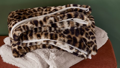 Een unieke collectie sierkussens, plaids en spreien