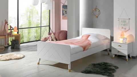 een bed in een kamer