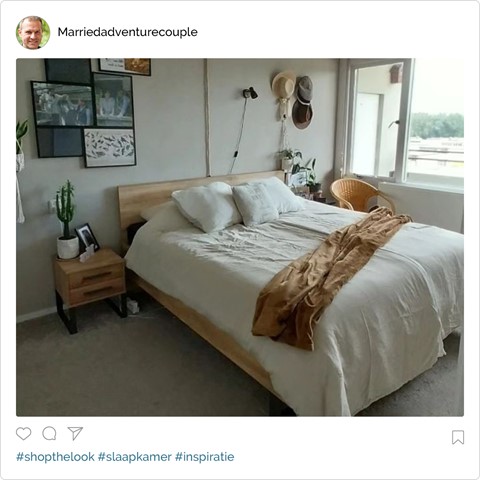 Houten bed met stalen poten in slaapkamer