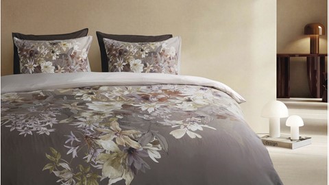 Een bed met een bloemmotief