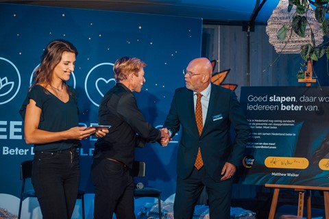 Een man en een vrouw die handen schudden