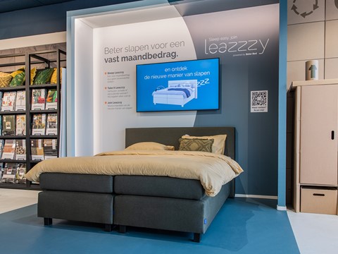 Een bed met een tv erboven