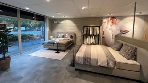 een slaapkamer met een poster aan de muur