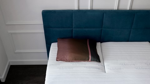 een bed met een kussen erop