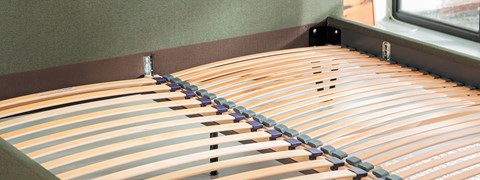 een bedframe met een gebogen bedframe