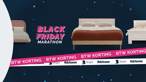 een bed met een bruine deken en witte kussens