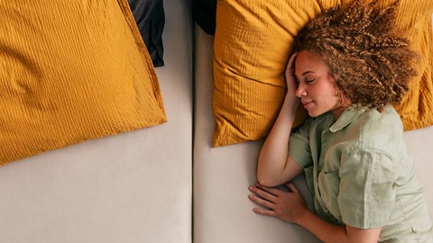 Een vrouw die op een bed slaapt