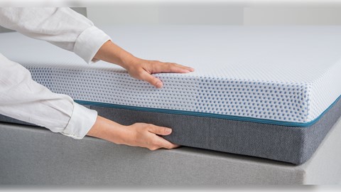 een persoon die een matras aanraakt