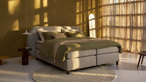 Een bed in een kamer