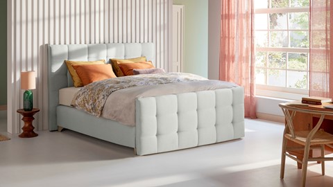 Luxe lichtgrijze boxspring in slaapkamer