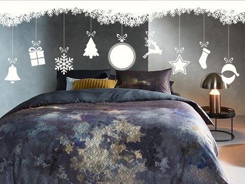 een bed met een bed en een lamp