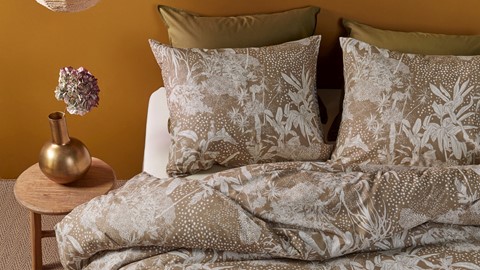 een bed met kussens en een lamp