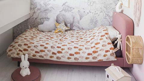 een bed met kussens en een ster erop