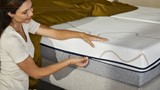 de hand van een persoon op een matras
