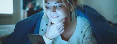 Een vrouw die haar telefoon bekijkt