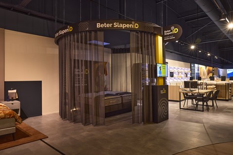 een kamer met een bed en een televisie