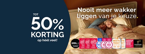 Een man die in bed ligt met een kussen