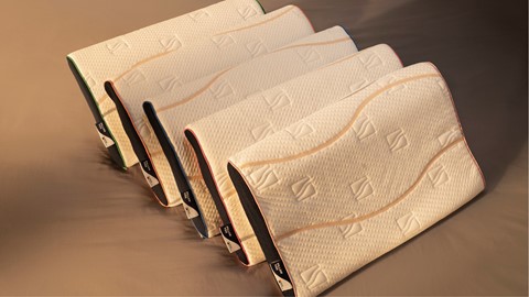 Een groep kussens op een bed