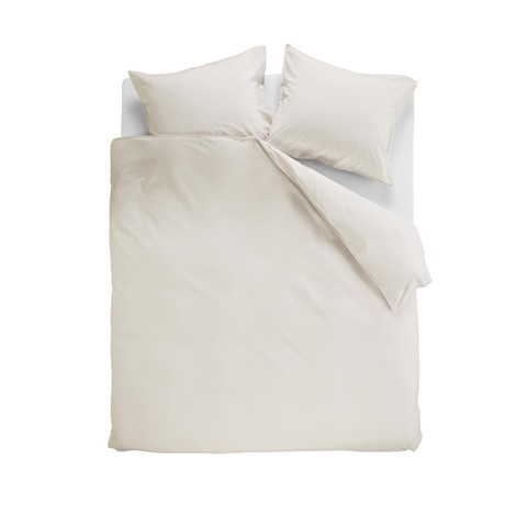 Een bed met witte lakens en kussens