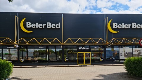 een gebouw met een uithangbord op de voorkant