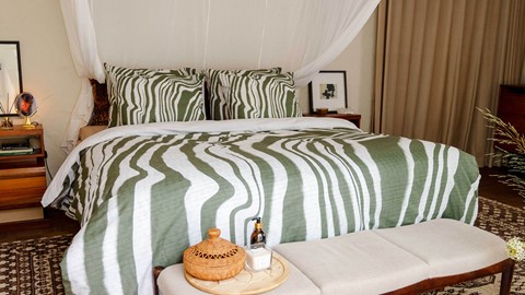 een bed met een hemelbed eroverheen