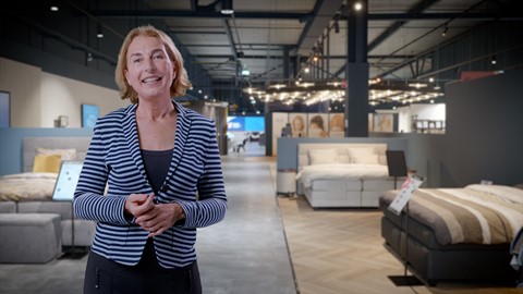Een vrouw die zich in een winkel bevindt